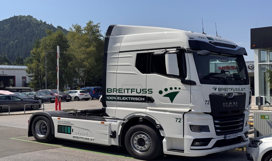 Elektro-LKW lädt ohne Absatteln